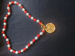 Collar Medalla Oro Elizabeth II Perlas Rojas y Bla