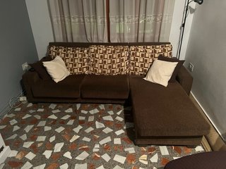Sofá chaise longue marrón y multicolor