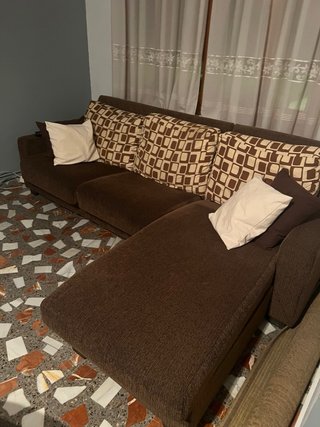 Sofá chaise longue marrón y multicolor