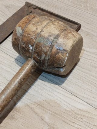 Lote herramientas antiguas: mazo y escuadra