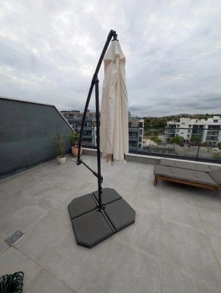 Parasol blanco con base