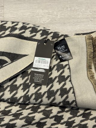 Pañuelo estampado floral nuevo con etiqueta