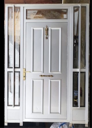 Puerta aluminio con 2 fijos y Reja complemento
