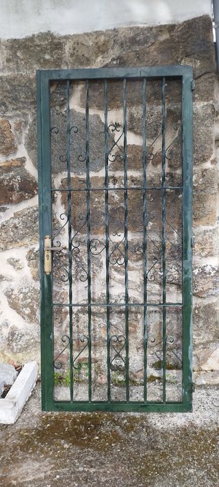 Puerta aluminio con 2 fijos y Reja complemento