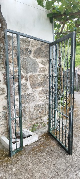Puerta aluminio con 2 fijos y Reja complemento