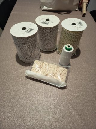 Bobinas de plisado, puntilla e hilo