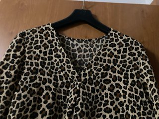Camisa fina manga media estampado leopardo