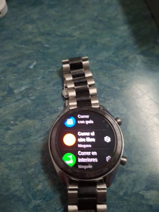 Reloj multifunción plateado y negro