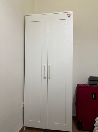 Armario blanco con estantes y colgador