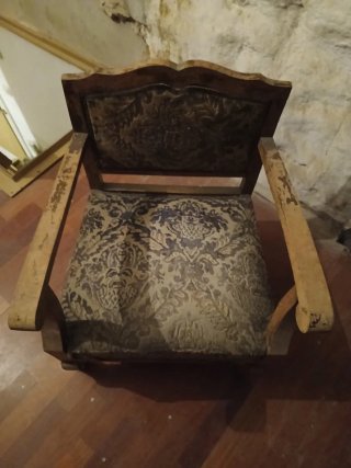 Butacón antiguo tela y madera