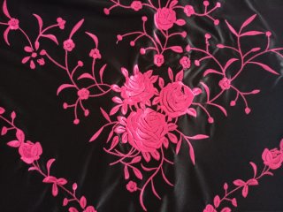 Mantoncillo Flamenco Negro con Flores Rosas