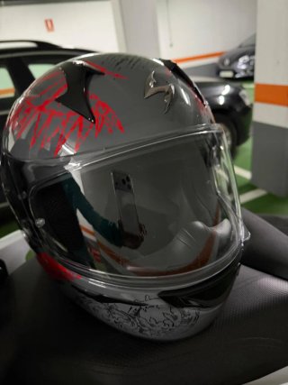 Casco Scorpion Exo gris y rojo
