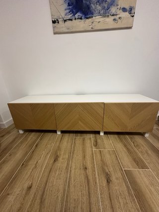 Mueble TV Besta Ikea Madera con patas.
