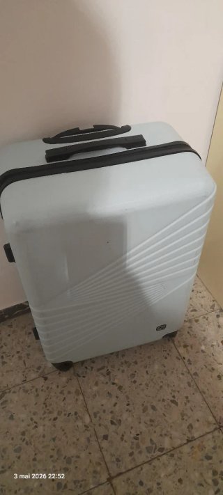 Maleta gris con diseño de líneas