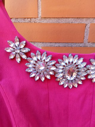 VESTIDO FUCSIA Y PEDRERÍA EVENTOS