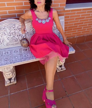 VESTIDO FUCSIA Y PEDRERÍA EVENTOS