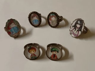 Pendientes y anillos bisutería.