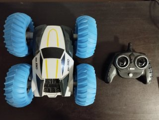 Coche teledirigido RC azul y blanco