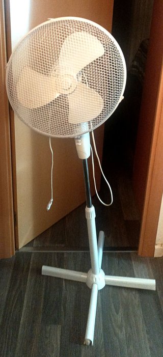 Ventilador de pie blanco