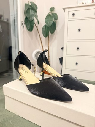 Zapatos de tacón negros y dorados