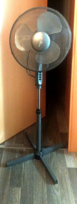 Ventilador de pie gris