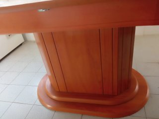 Mesa de comedor ovalada de madera