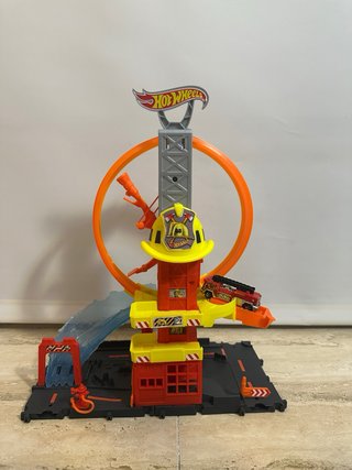 Hot Wheels Estación Bomberos y Dragón