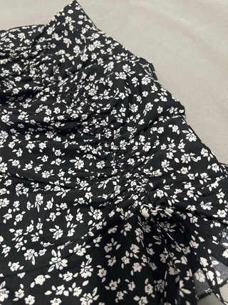 Falda Shein floral negra y blanca