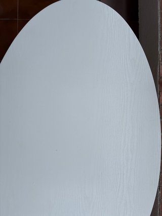 Mesa de madera blanca ovalada