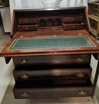 Escritorio de madera con detalles dorados