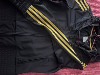 Chandal Adidas Negra y Dorada