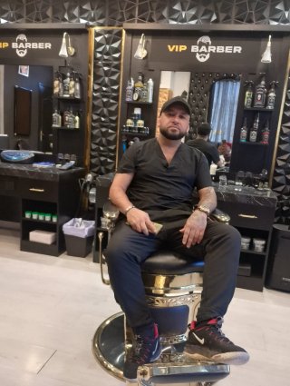 Busco empleo, conductor, escolta, barbero.