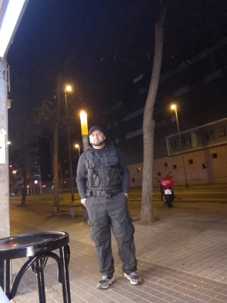 Busco empleo, conductor, escolta, barbero.