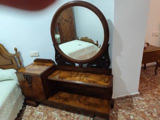 Tocador con mesita de noche antiguo