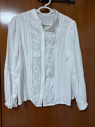 Camisa blanca con encaje