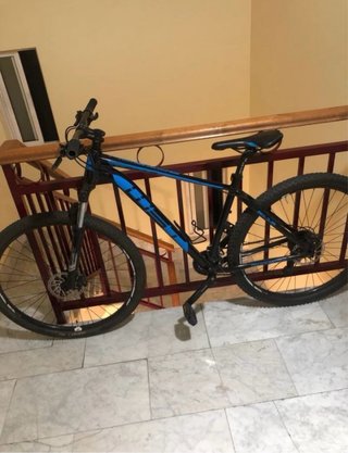Bicicleta de montaña negra y azul.