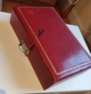 Joyero caja roja con llave dorada