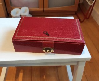 Joyero caja roja con llave dorada