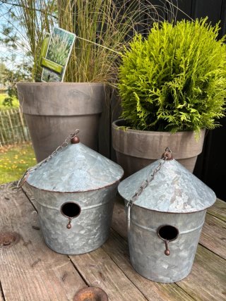 Casita de pájaros de metal galvanizado