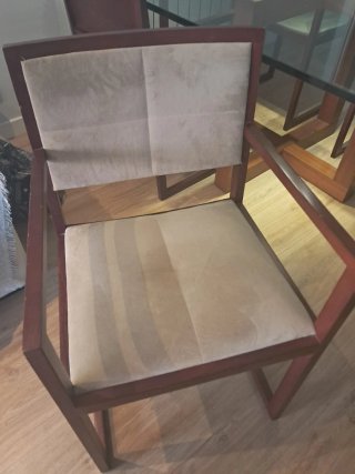Juego de 4 sillas de madera .  25 € cada una.
