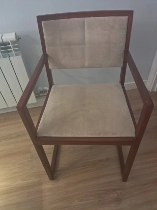 Juego de 4 sillas de madera .  25 € cada una.