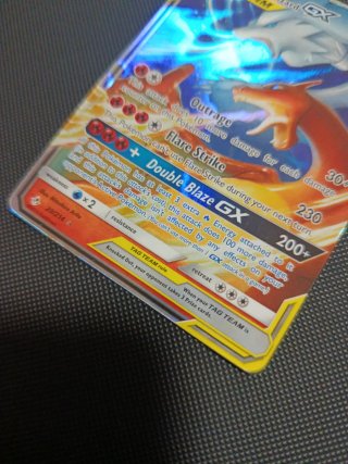 Carta Pokémon Reshiram & Charizard GX TAG TEAM