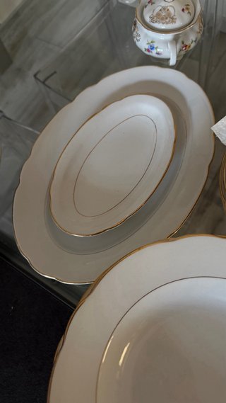 Servizio piatti in porcellana oro e bianco