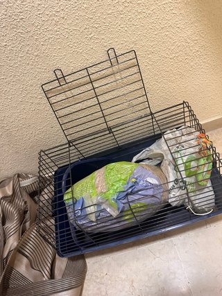 Jaula para conejo negra y azul