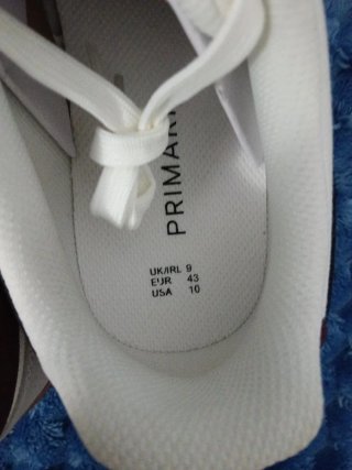 Zapatillas casuales grises y blancas