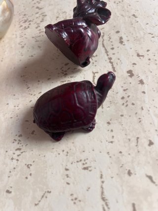 2 Huevos Onix y 2 Figuras Resina Roja