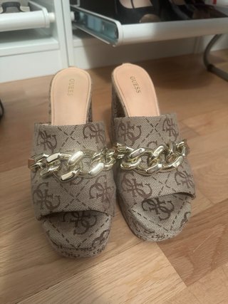 Sandalias Guess Plataforma Tacón Cadena Dorada