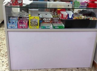 Mostrador de tienda de cristal y plástico