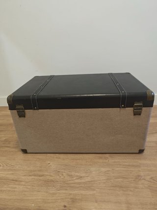 Baúl de almacenaje beige y negro