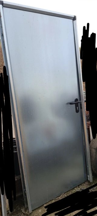 Puerta galvanizada con manilla